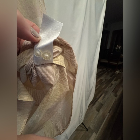 Everlane Women's Cream Button Down Shirt - Picture 13 of 13